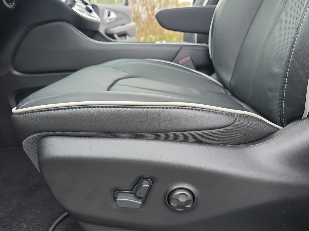 New 2026 Chrysler Pacifica Limited AWD/4WD image 33
