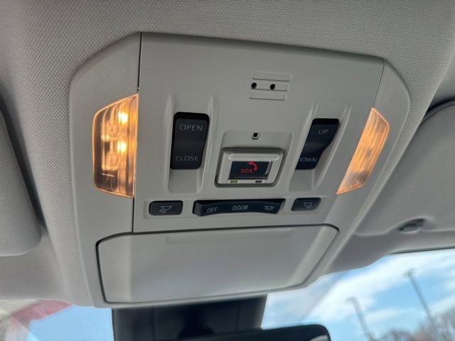 Used 2022 Toyota Highlander XLE AWD/4WD image 23