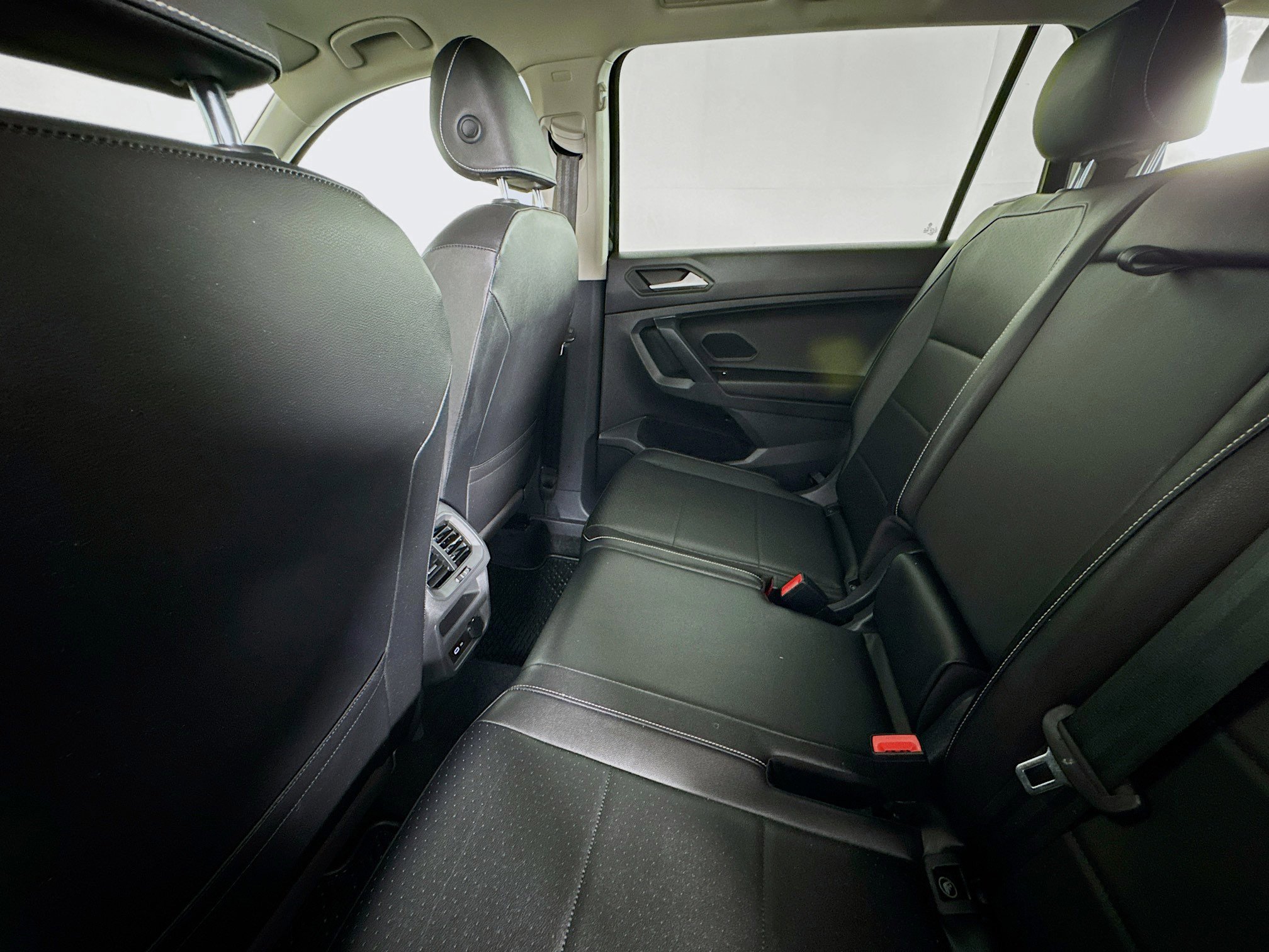 Used 2021 Volkswagen Tiguan SE w/ Panoramic Sunroof Package FWD image 24