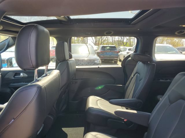 New 2026 Chrysler Pacifica Select w/ S Appearance Package FWD image 9