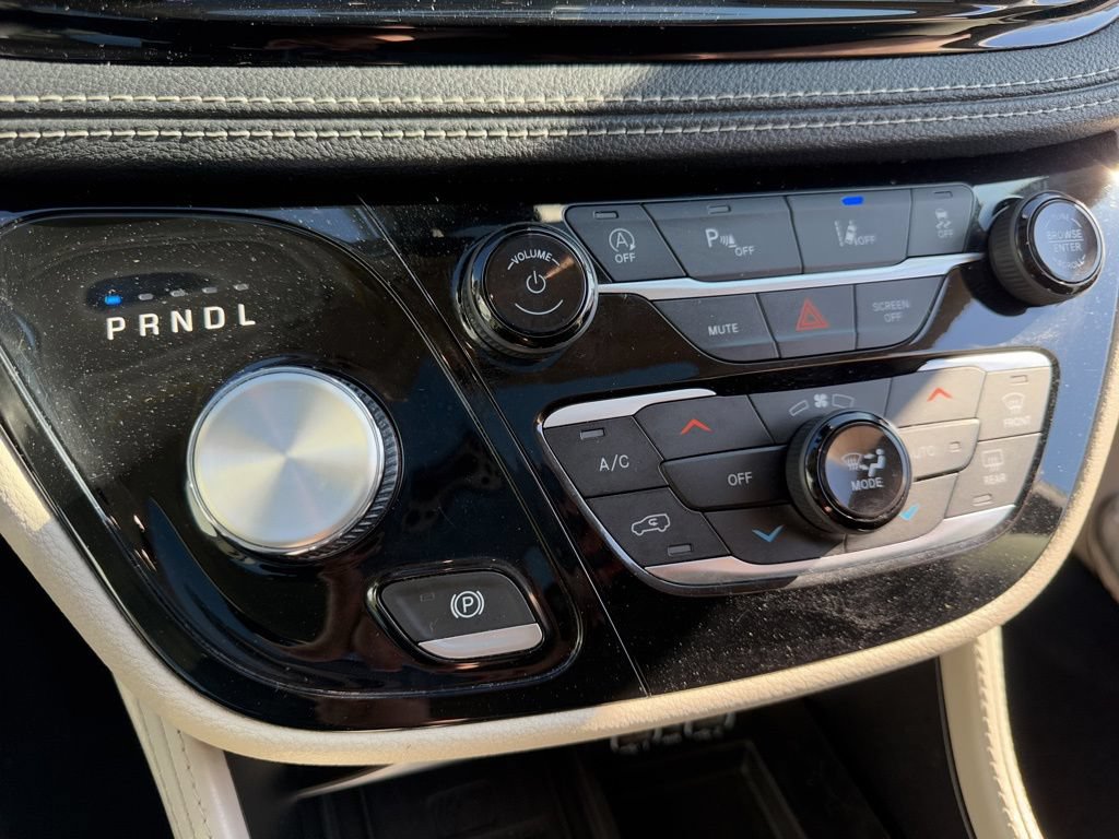 Used 2023 Chrysler Pacifica Limited FWD image 33
