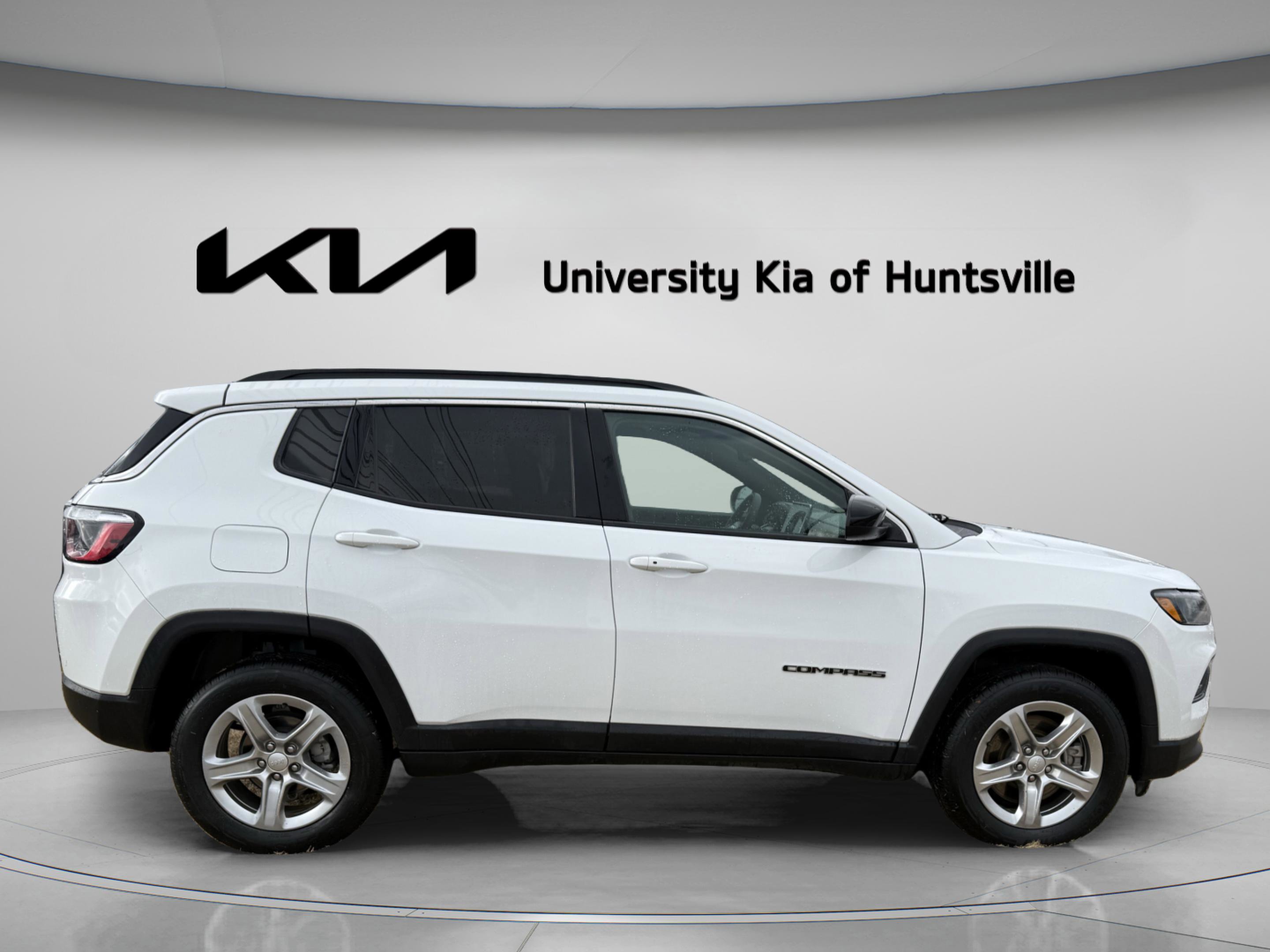Used 2024 Jeep Compass Latitude image 8