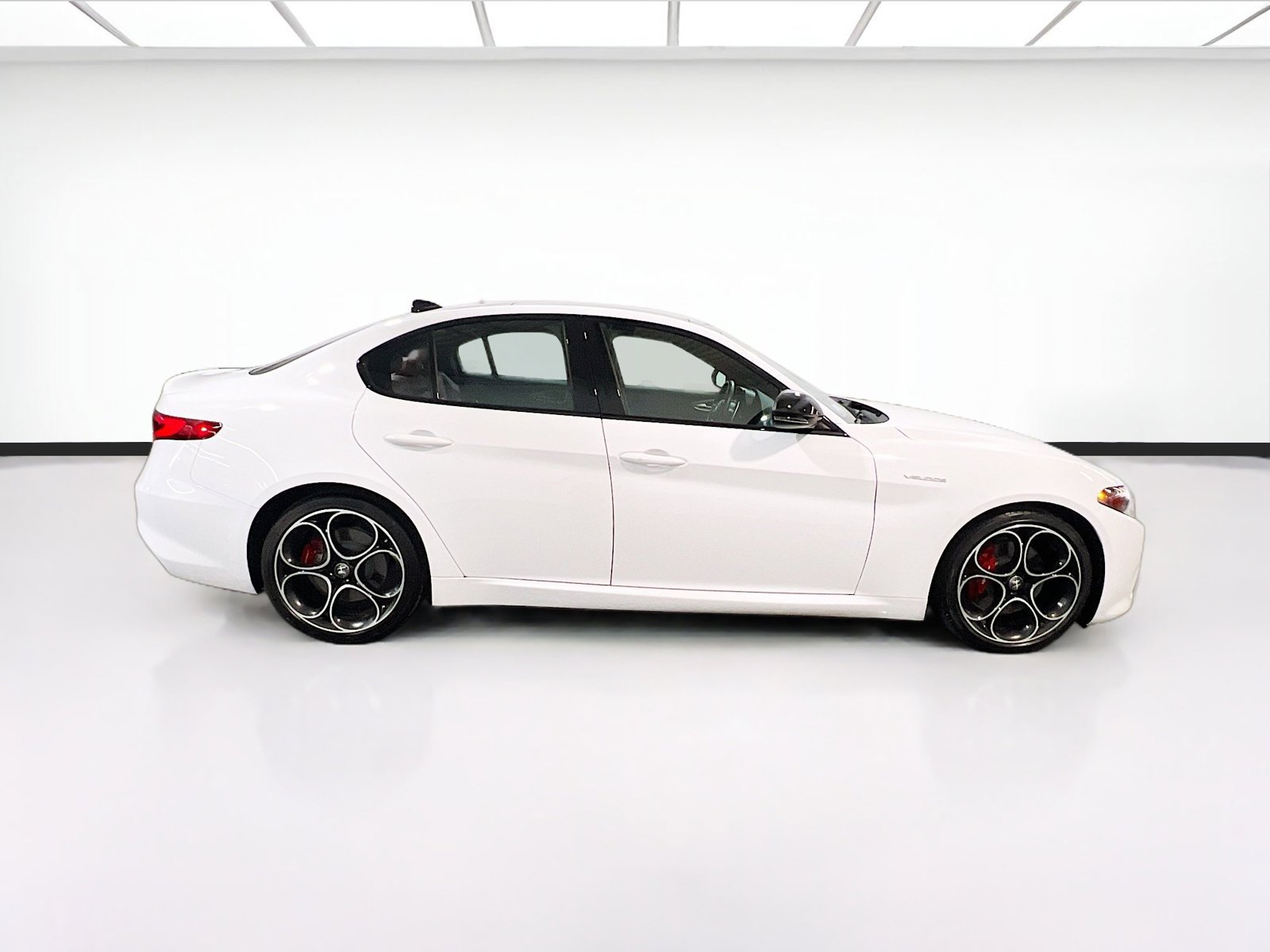 Used 2023 Alfa Romeo Giulia Veloce RWD image 25
