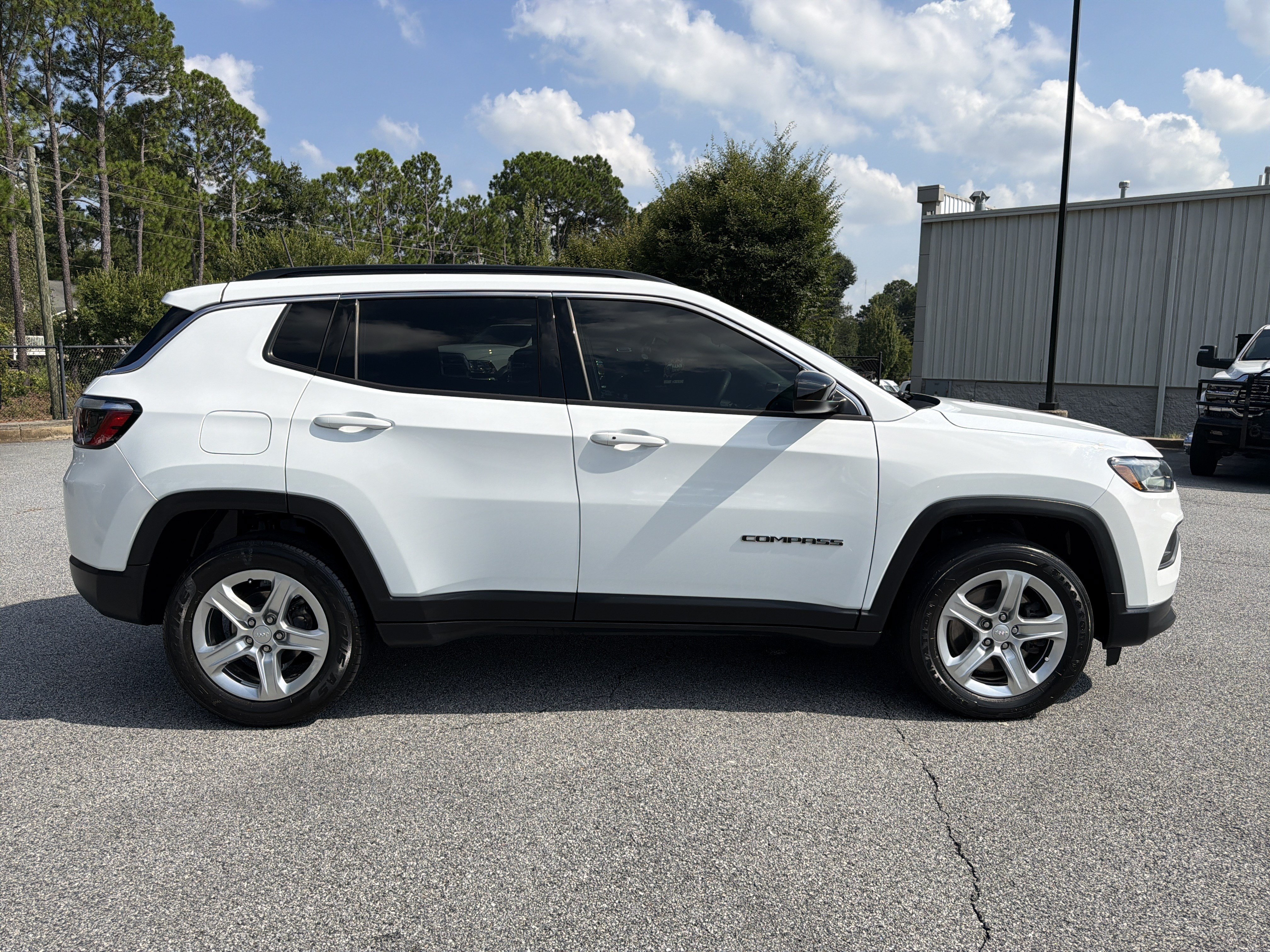 Used 2023 Jeep Compass Latitude AWD/4WD image 9