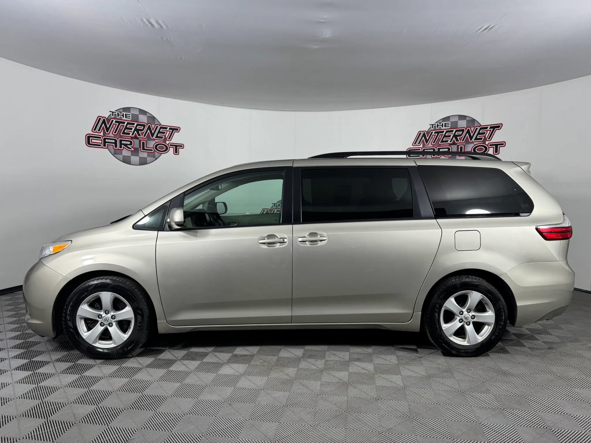 Used 2015 Toyota Sienna LE image 3