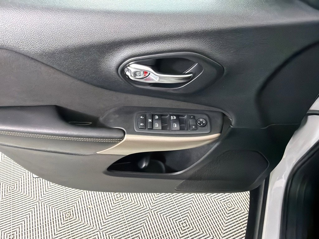 Used 2018 Jeep Cherokee Latitude w/ Cold Weather Group image 11