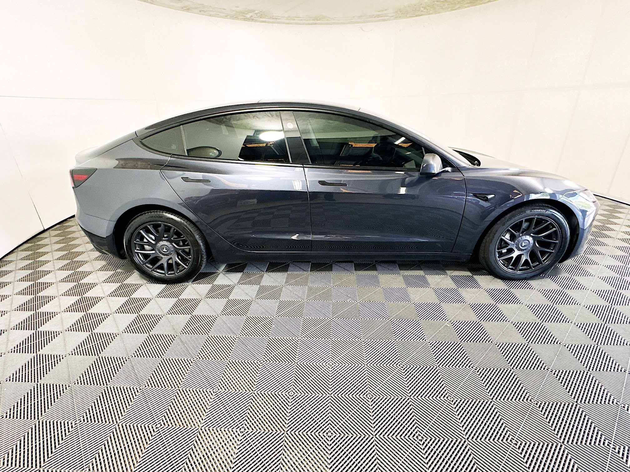 Used 2024 Tesla Model 3 Standard Range RWD image 2