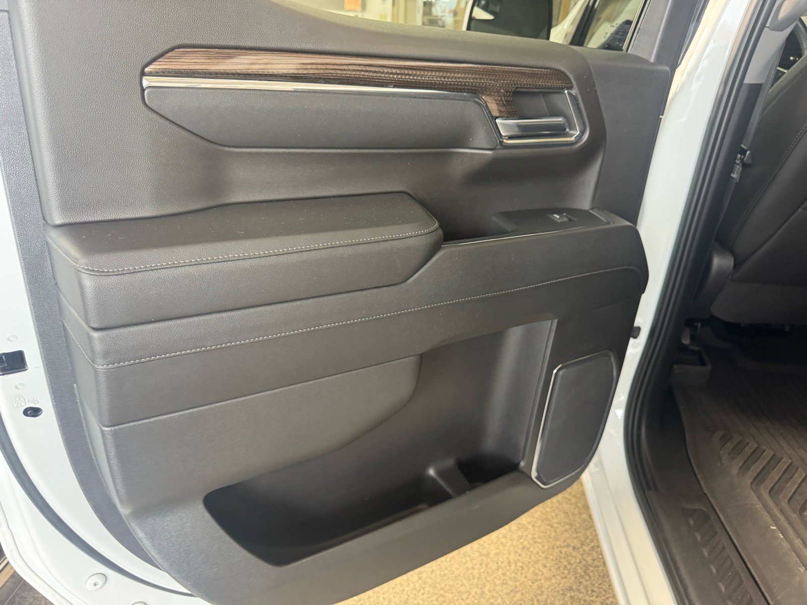 Used 2024 Chevrolet Silverado 1500 LT Trail Boss w/ Convenience Package II image 9