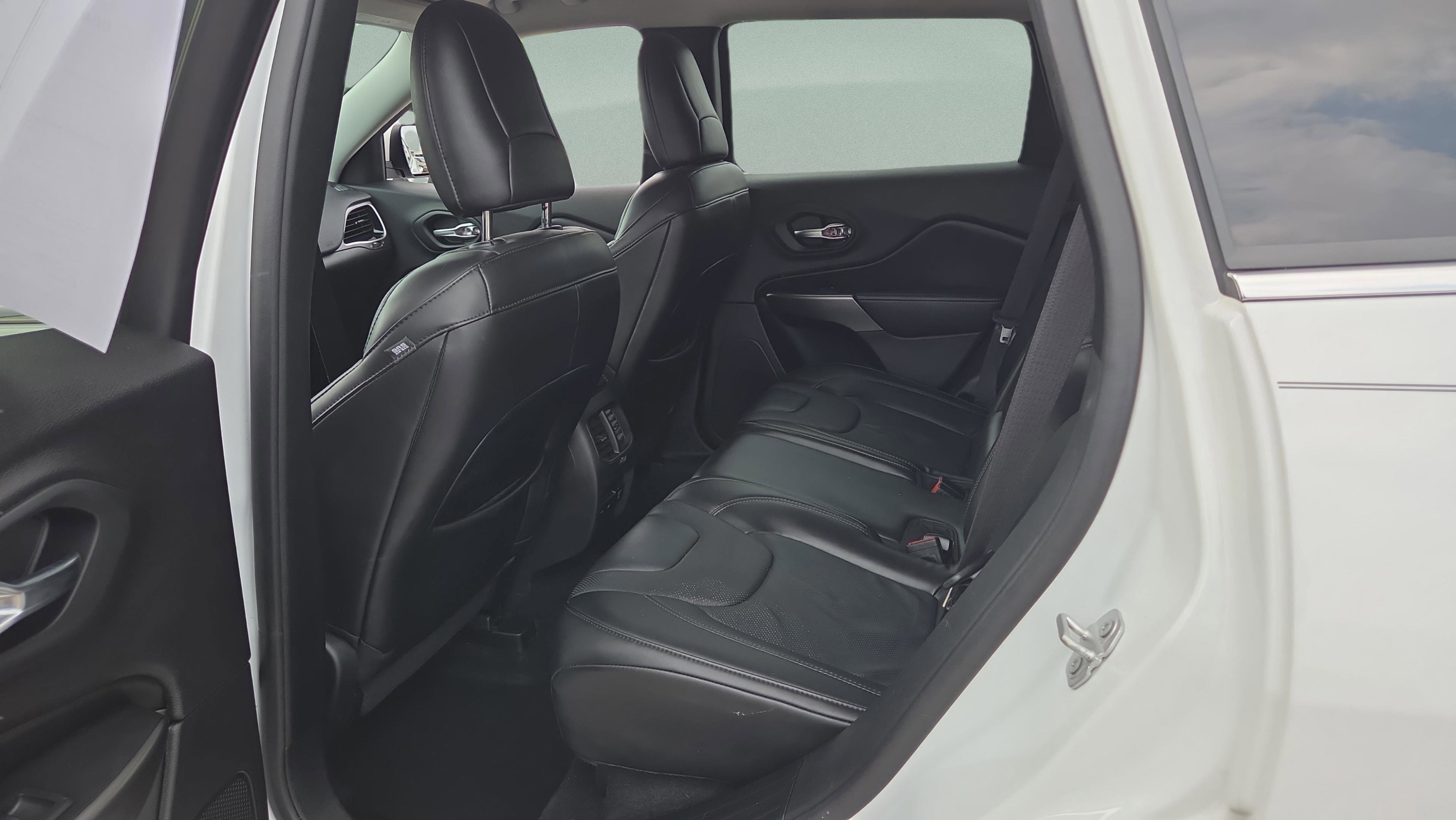 Used 2020 Jeep Cherokee Limited FWD image 11