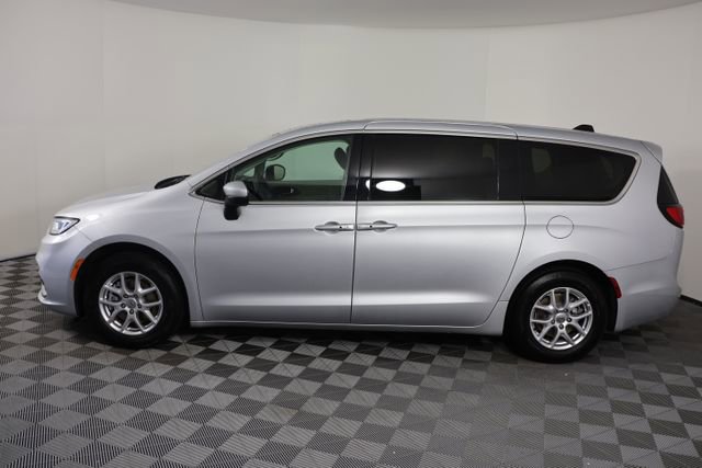 Used 2023 Chrysler Pacifica Touring-L FWD image 5