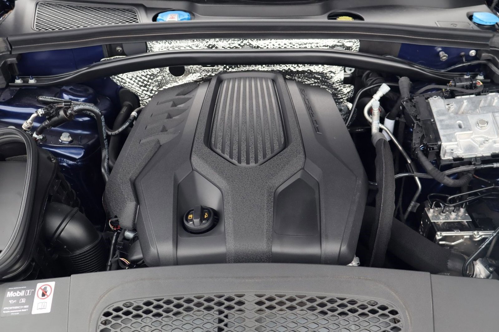 Certified 2025 Porsche Macan image 26