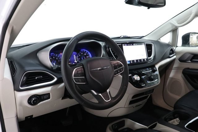 Used 2023 Chrysler Pacifica Touring-L FWD image 15