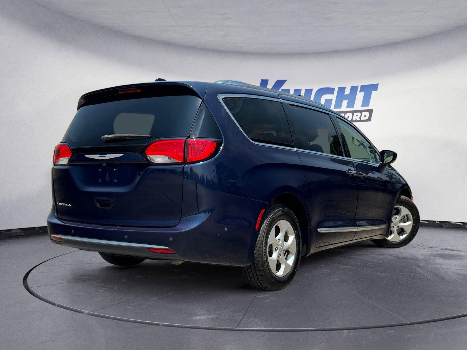 Used 2017 Chrysler Pacifica Touring-L Plus w/ Advanced Safetytec Group FWD image 5