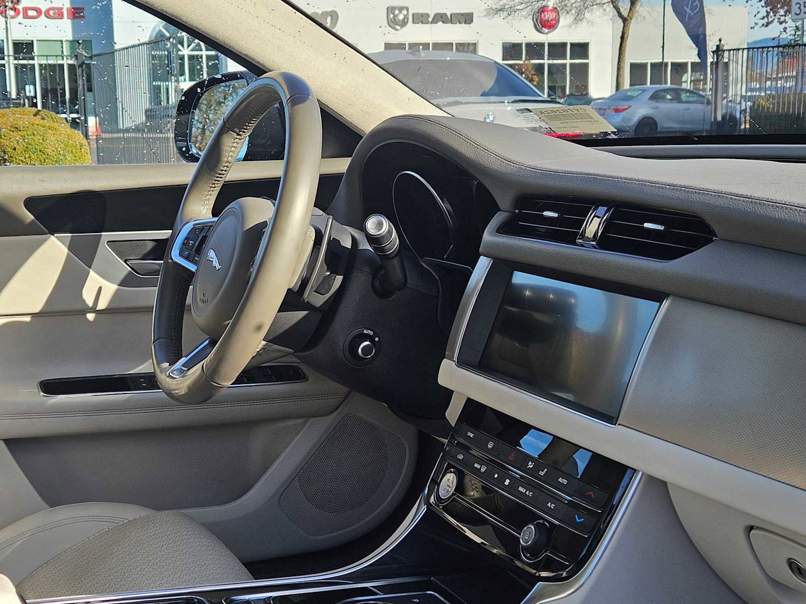 Used 2019 Jaguar XF Prestige image 24