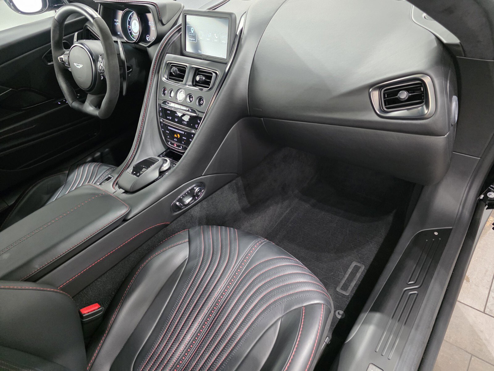 Used 2021 Aston Martin DB11 Coupe image 22