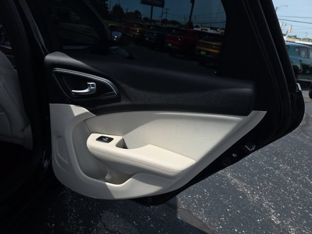 Used 2016 Chrysler 200 Limited FWD image 39