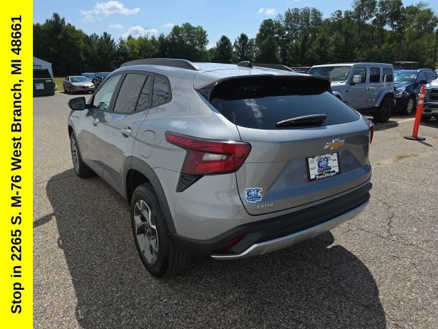 Used 2025 Chevrolet Trax LT FWD image 10