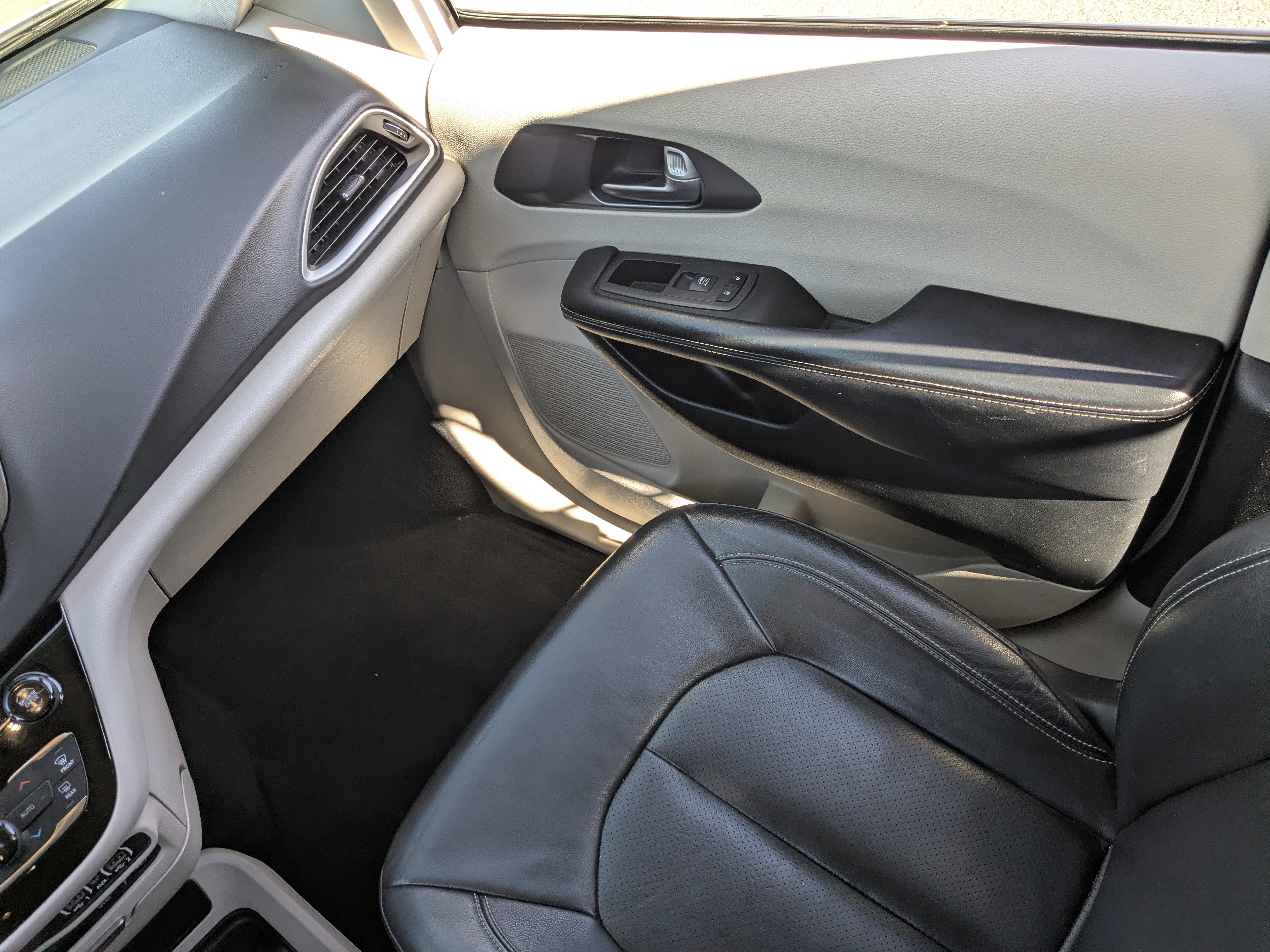 Used 2022 Chrysler Pacifica Touring-L image 16