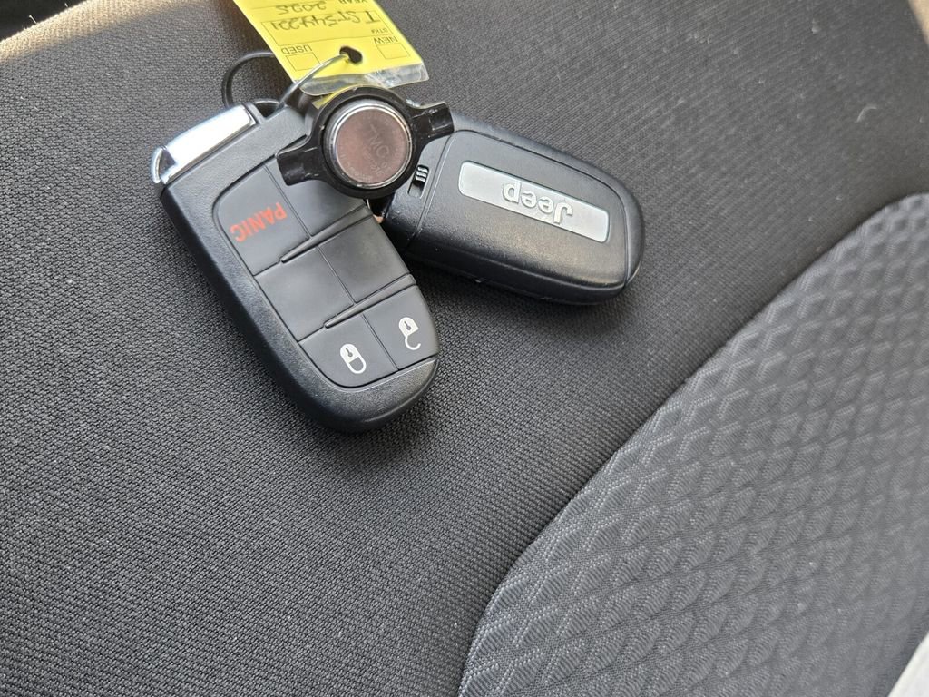 Used 2025 Jeep Compass Sport AWD/4WD image 19