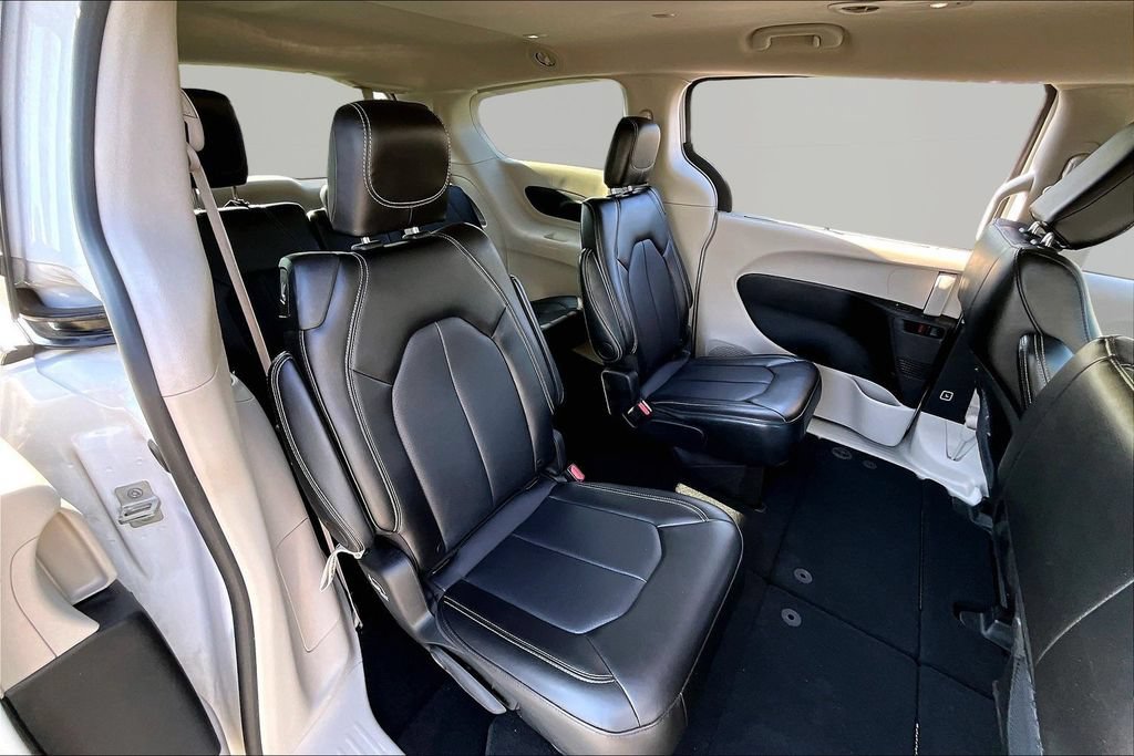 Used 2024 Chrysler Pacifica Touring-L FWD image 19