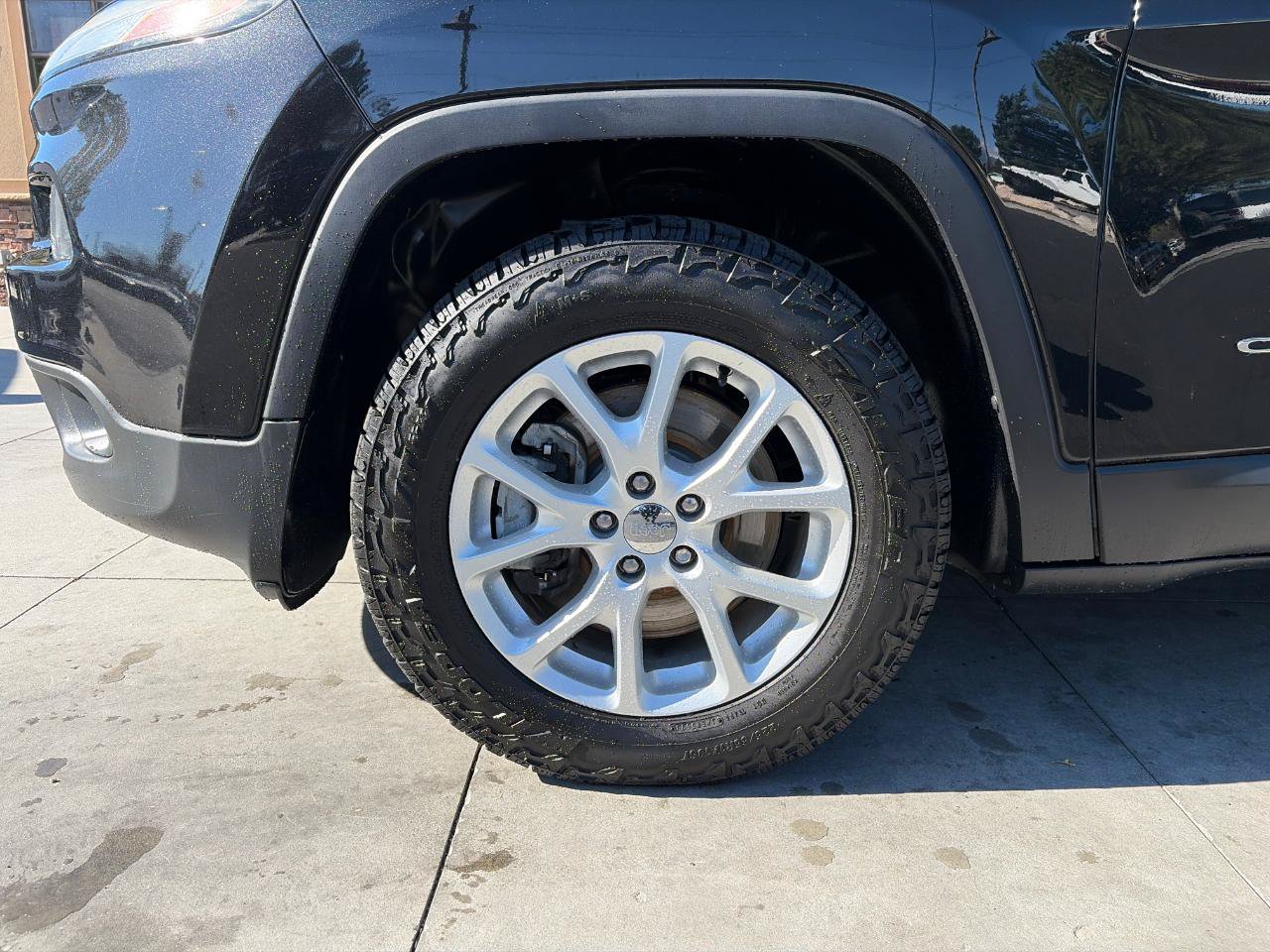 Used 2016 Jeep Cherokee Latitude w/ Cold Weather Group AWD/4WD image 21