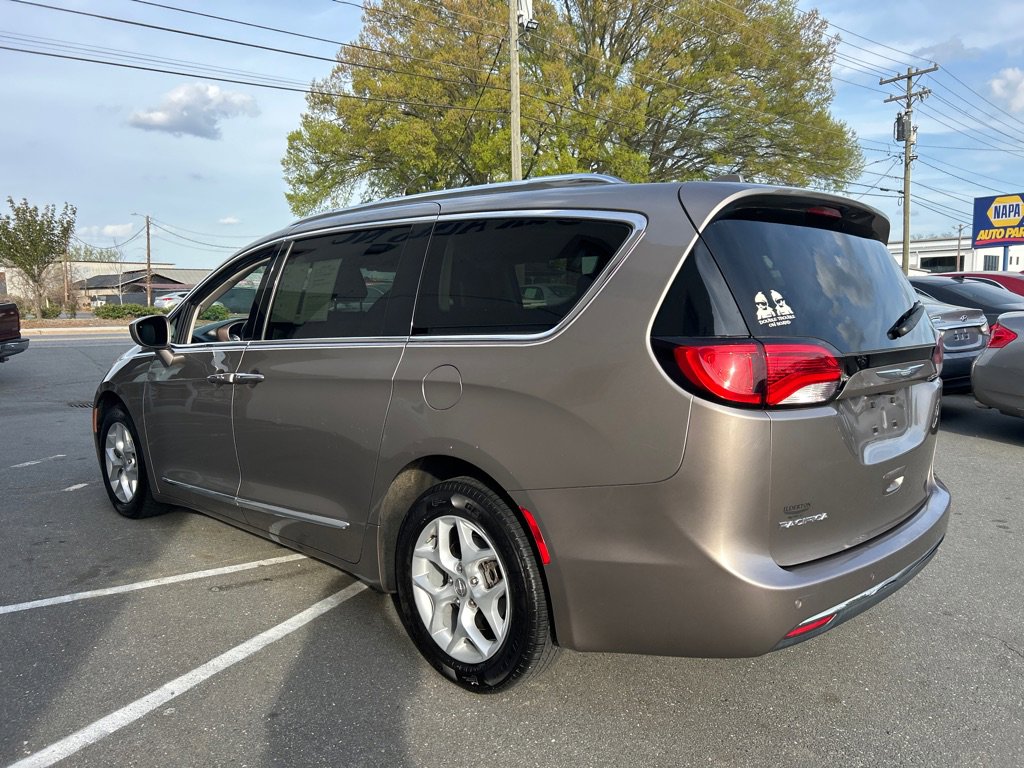 Used 2017 Chrysler Pacifica Touring-L Plus w/ Tire & Wheel Group FWD image 7
