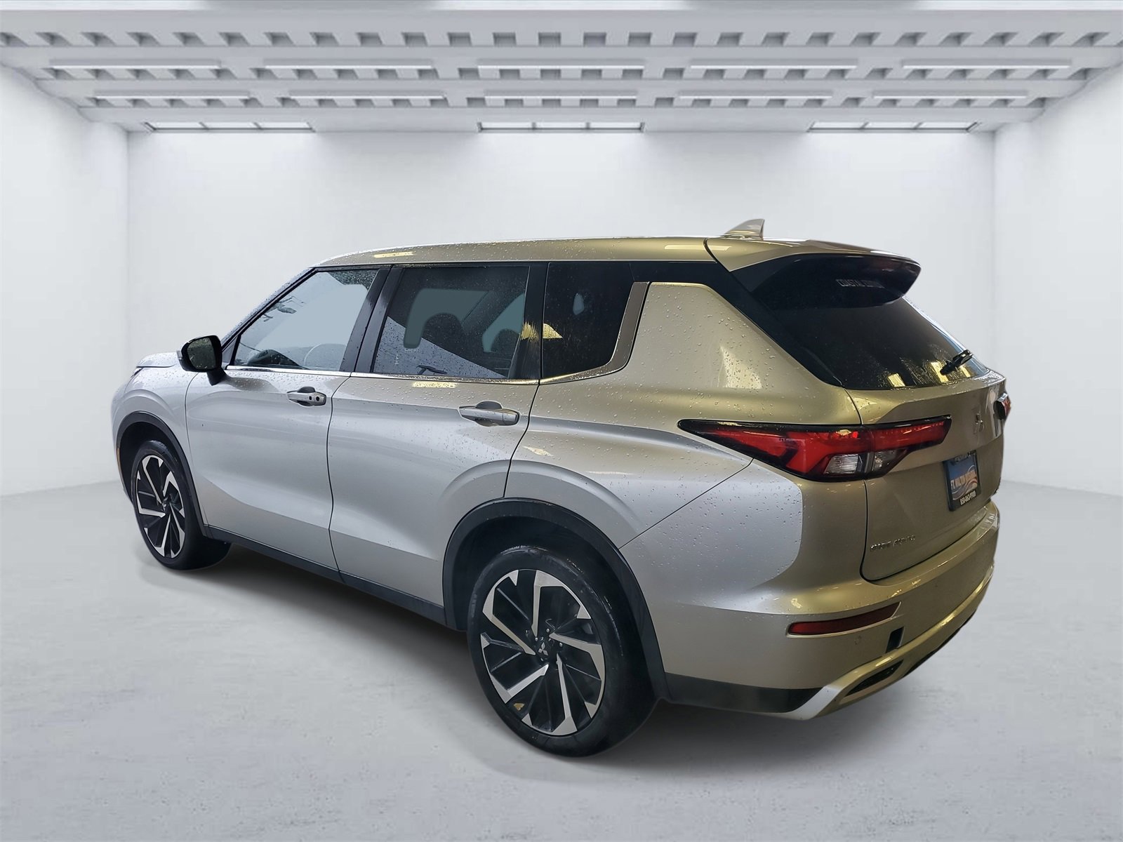 Used 2023 Mitsubishi Outlander SE image 3