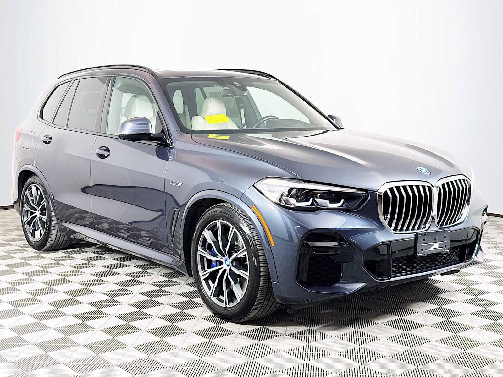 Used 2022 BMW X5 xDrive45e w/ M Sport Package image 3