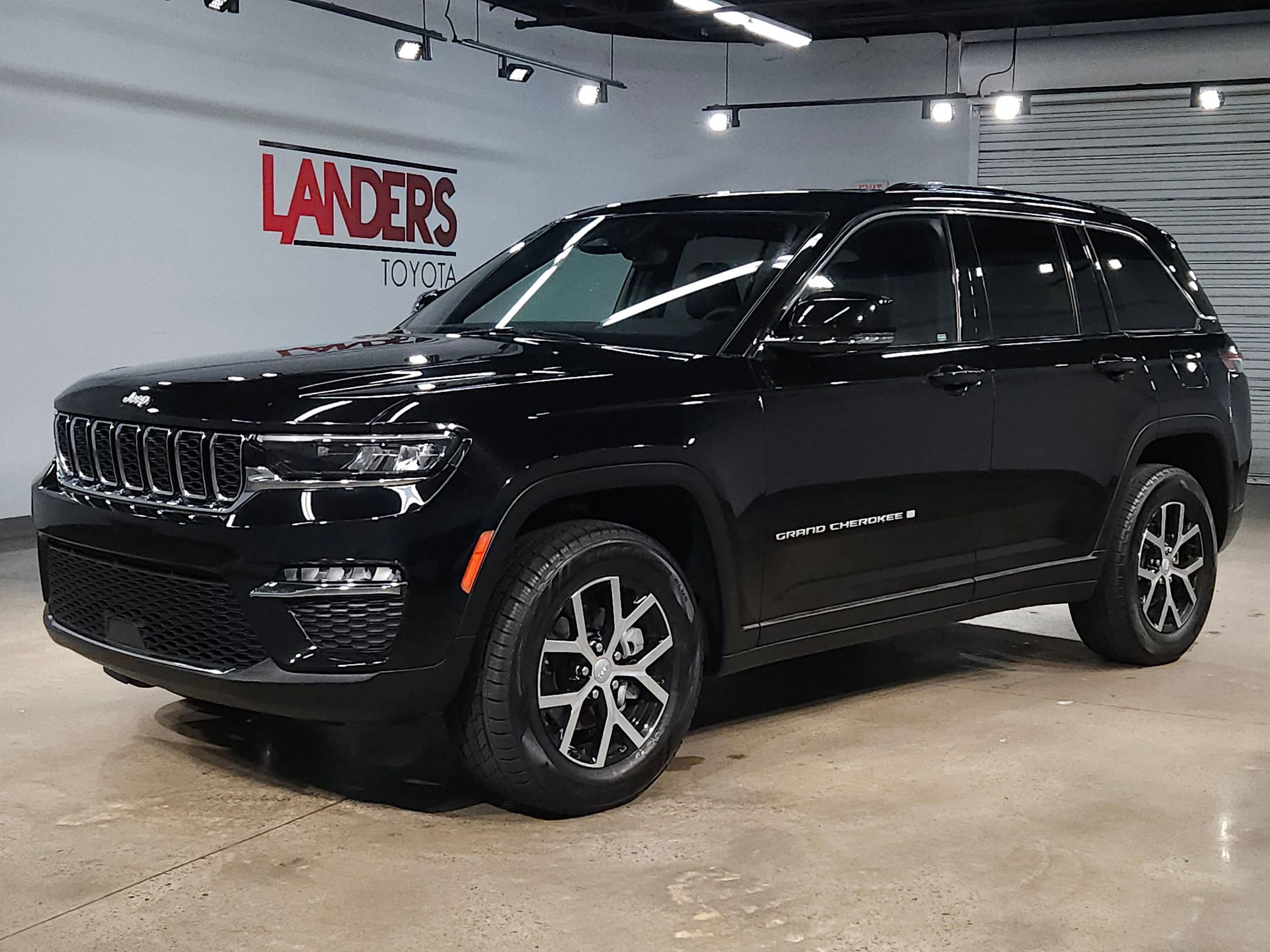 Used 2024 Jeep Grand Cherokee Limited image 3