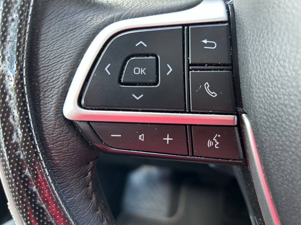 Used 2025 Toyota Sienna XLE FWD image 21