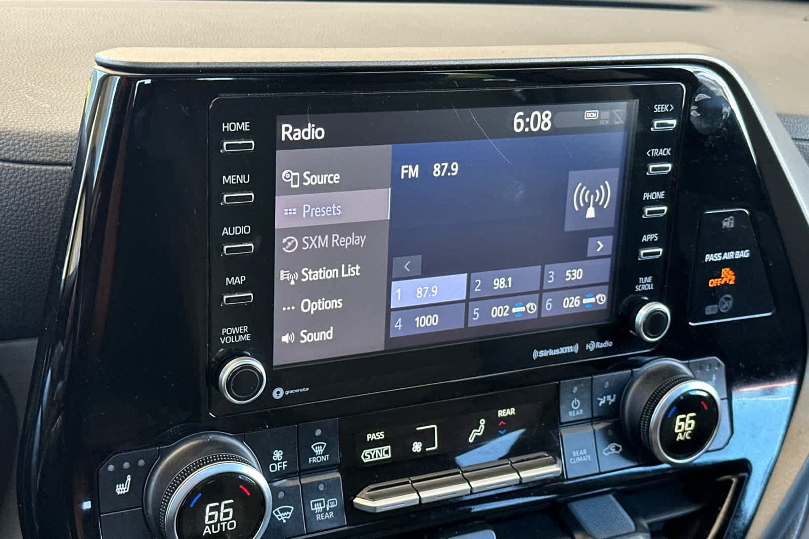 Used 2021 Toyota Highlander XLE AWD/4WD image 21