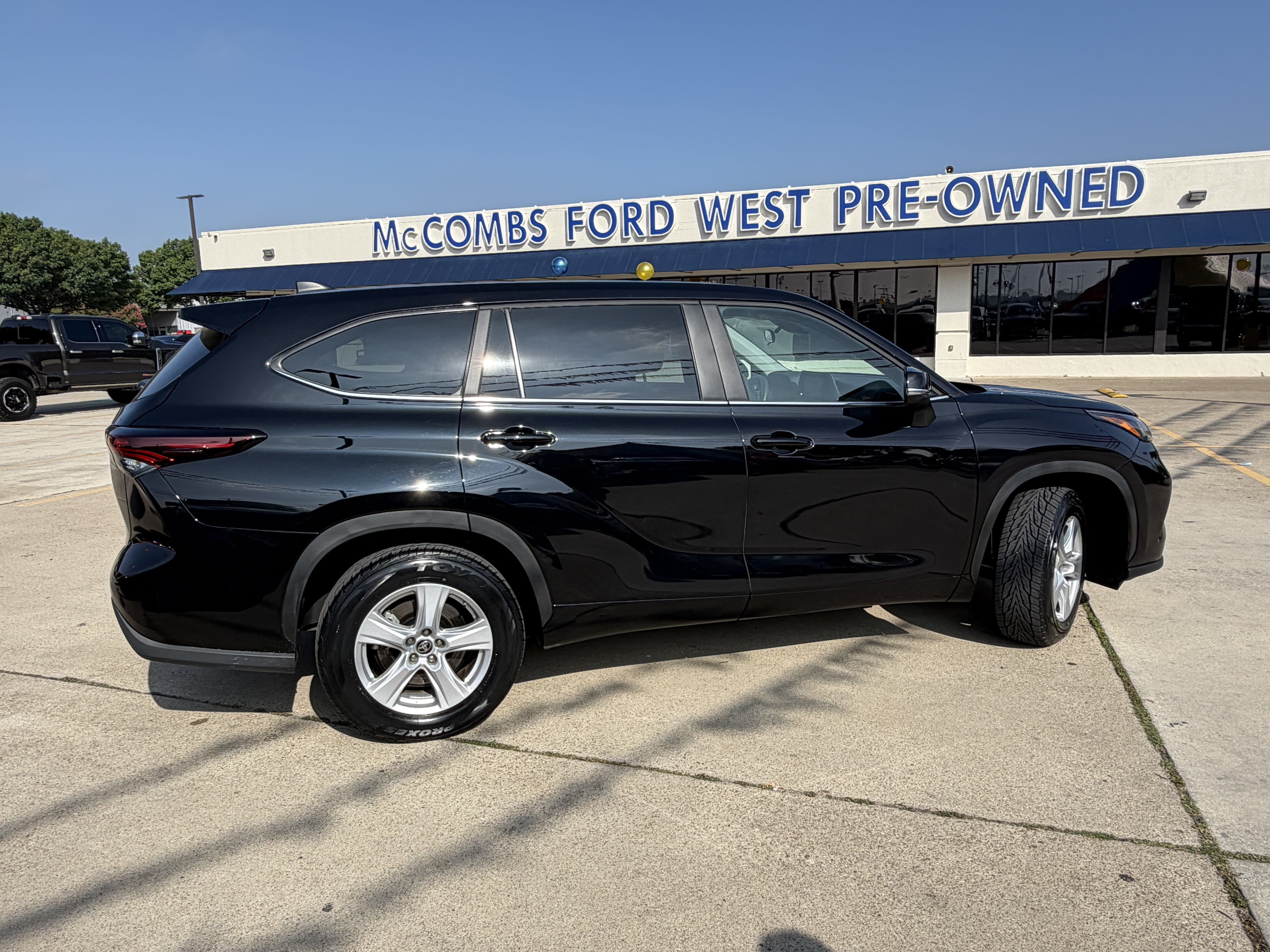 Used 2025 Toyota Highlander LE FWD image 4
