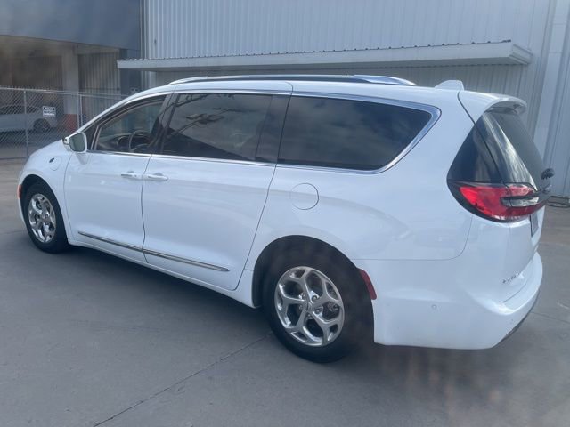 Used 2021 Chrysler Pacifica Limited w/ Uconnect Theater Family Group FWD image 4