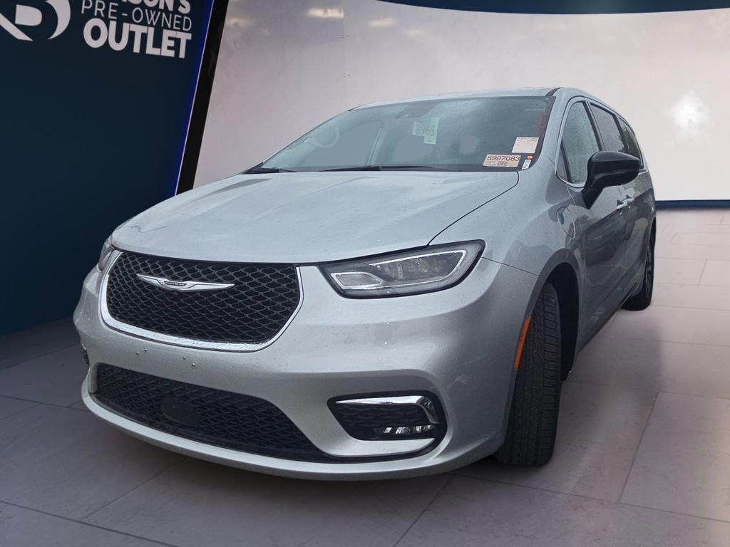 Used 2024 Chrysler Pacifica Select image 1