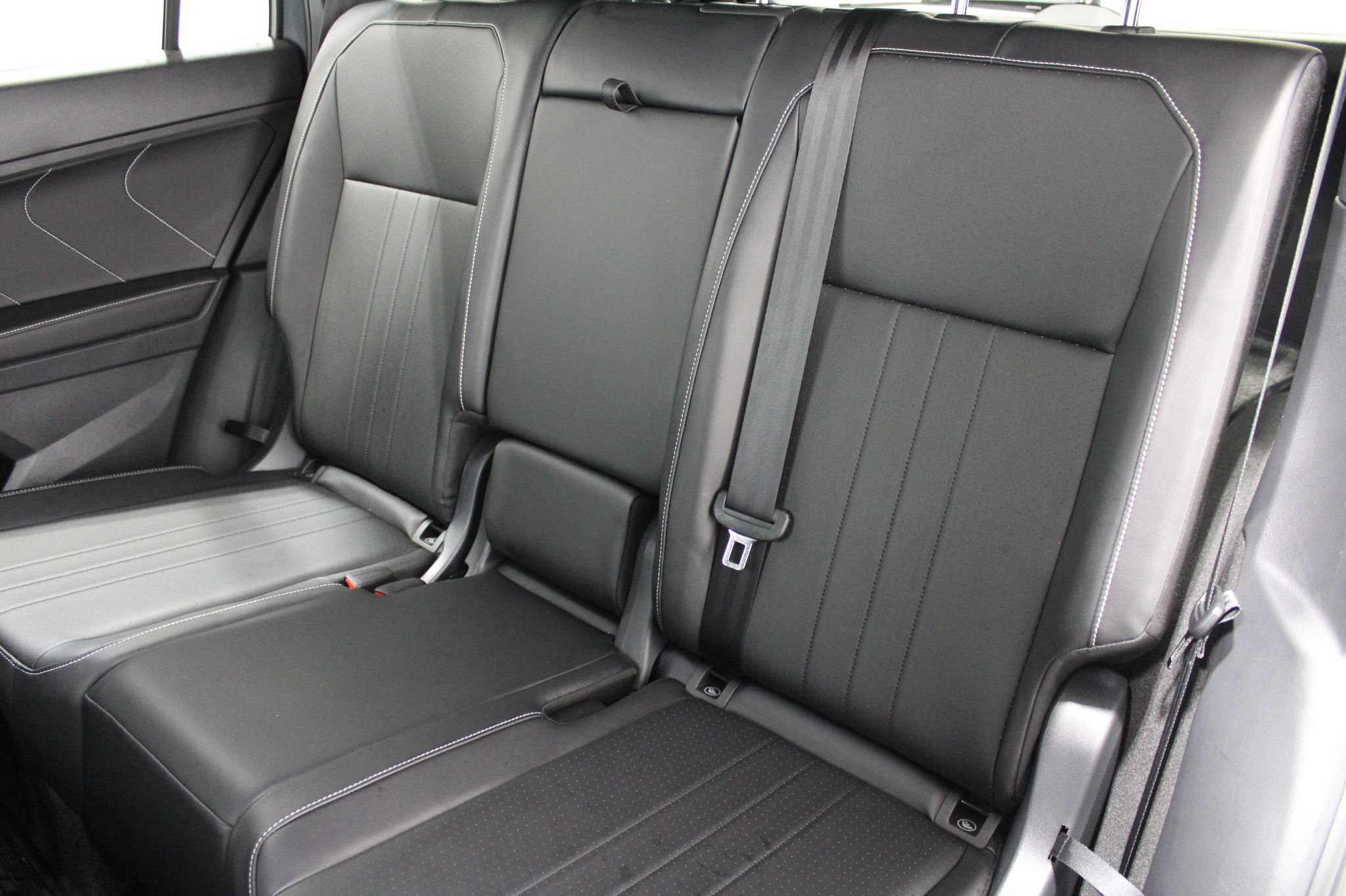 Used 2024 Volkswagen Tiguan SE R-Line AWD/4WD image 18