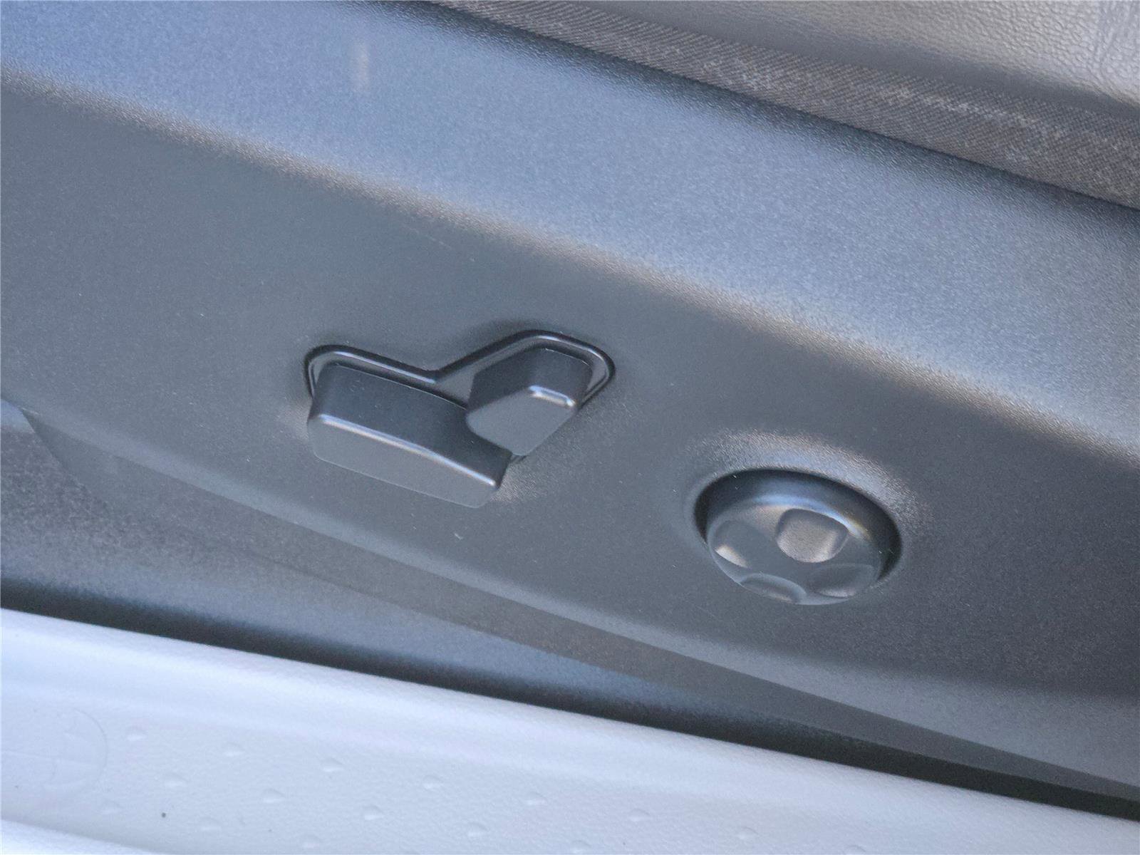 Used 2023 Chrysler Pacifica Limited w/ Uconnect Theater Family Group image 27