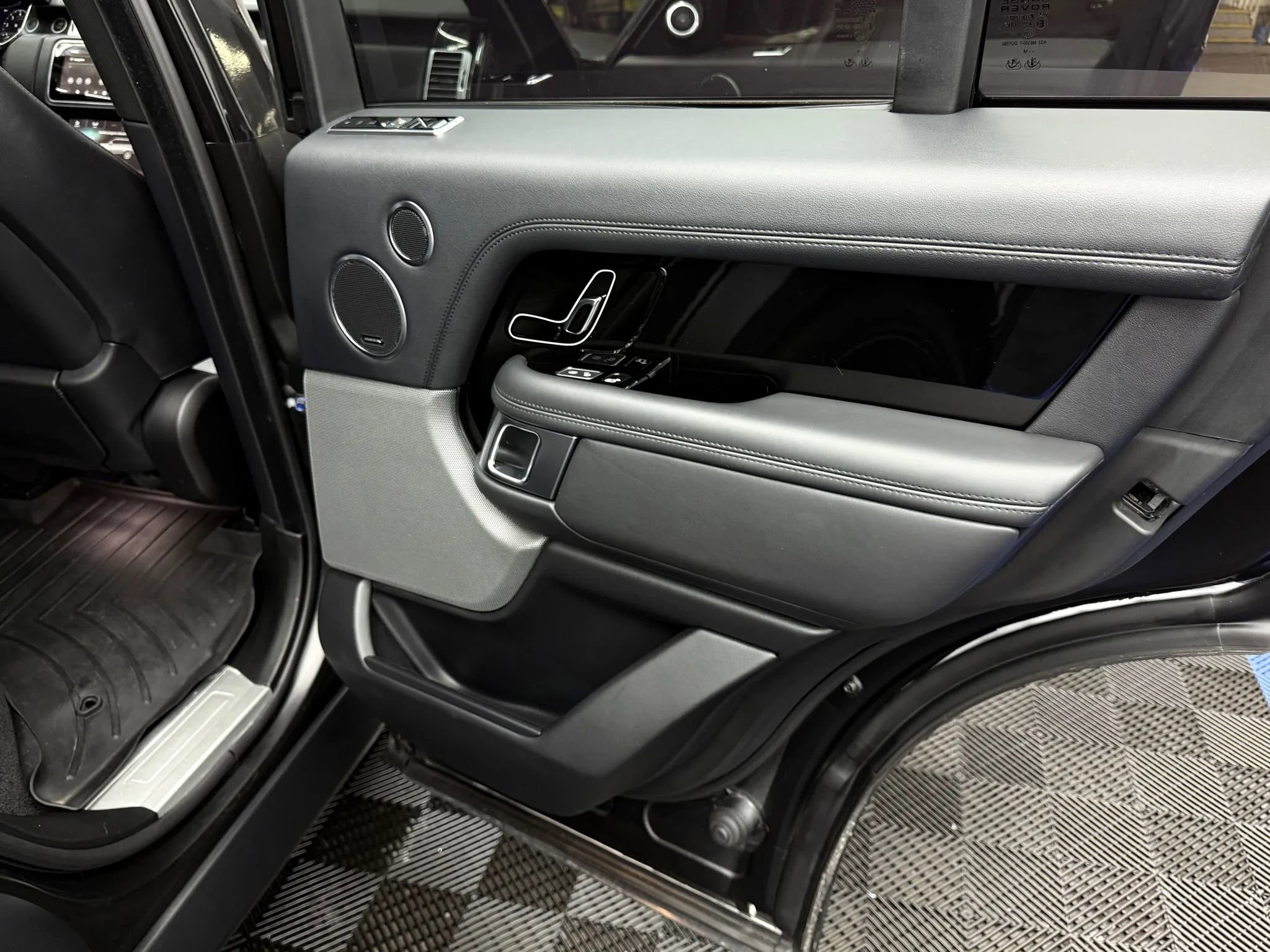 Used 2018 Land Rover Range Rover HSE image 8