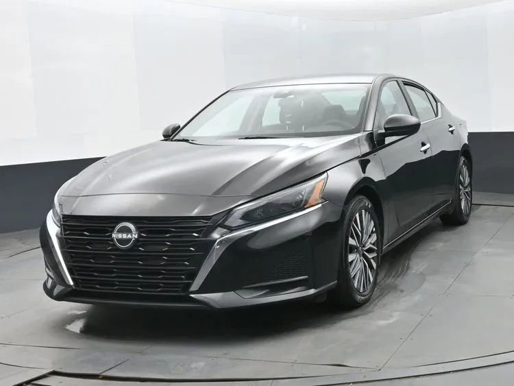 Used 2025 Nissan Altima 2.5 SV image 1