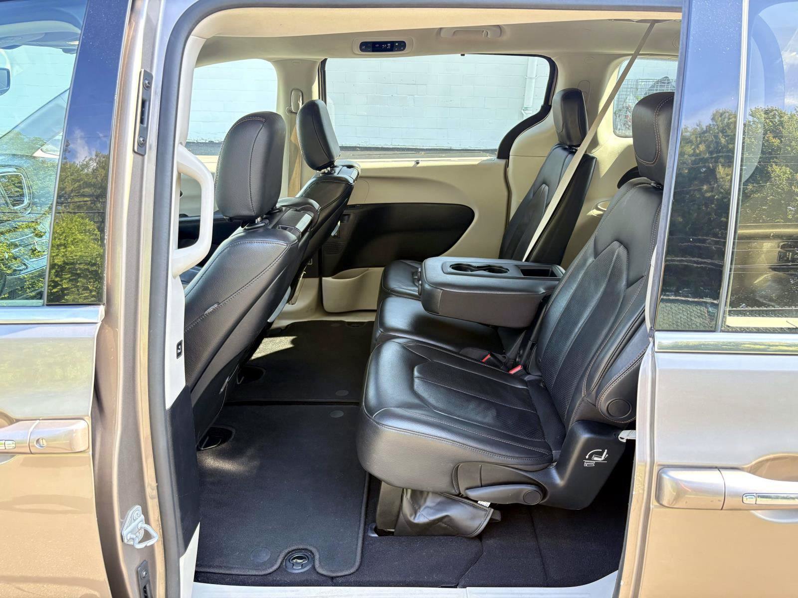 Used 2017 Chrysler Pacifica Touring-L Plus FWD image 29