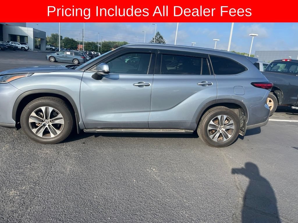 Used 2021 Toyota Highlander XLE AWD/4WD image 3