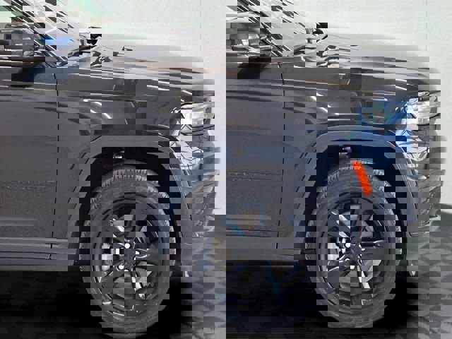 Used 2023 Jeep Grand Cherokee L Laredo image 10