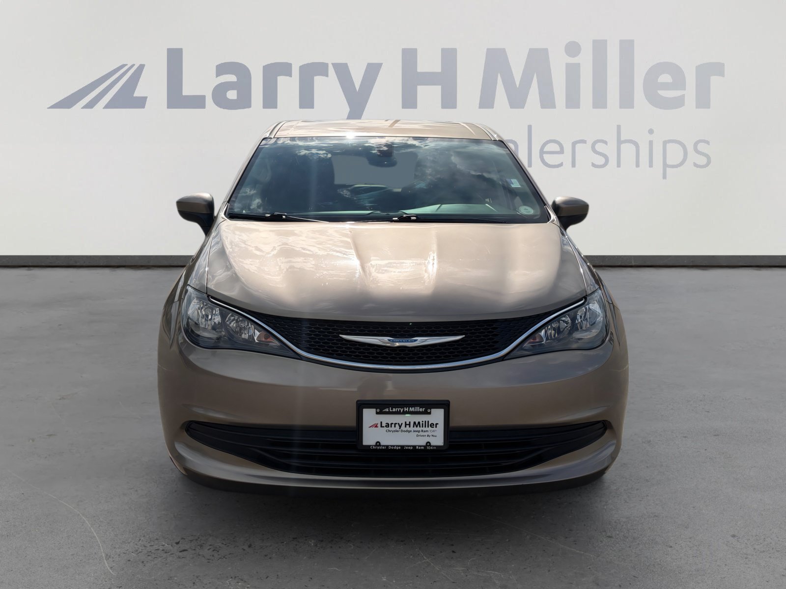 Used 2017 Chrysler Pacifica Touring FWD image 9