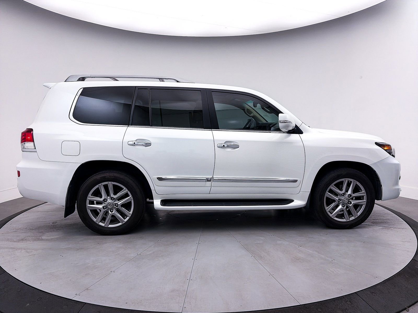 Used 2013 Lexus LX 570 4WD w/ Luxury Pkg w/Pre-crash image 41