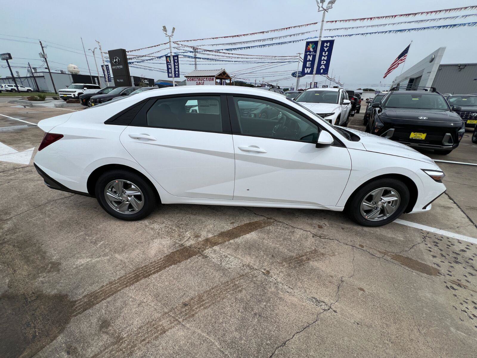 New 2026 Hyundai Elantra SE FWD image 2