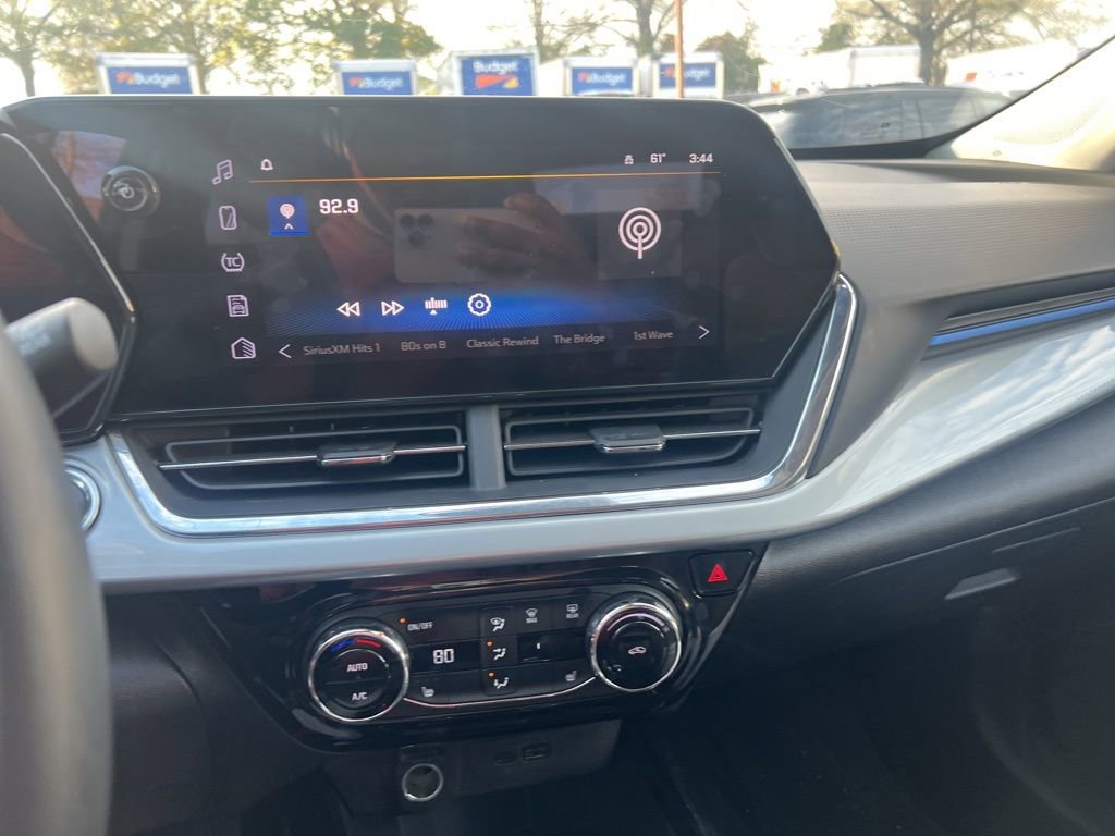 Used 2025 Chevrolet Trax LT w/ LT Convenience Package image 5