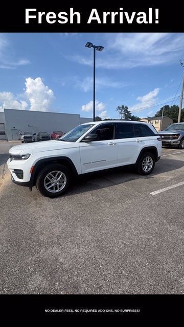 Used 2024 Jeep Grand Cherokee Laredo X w/ Luxury Tech Group I RWD image 1
