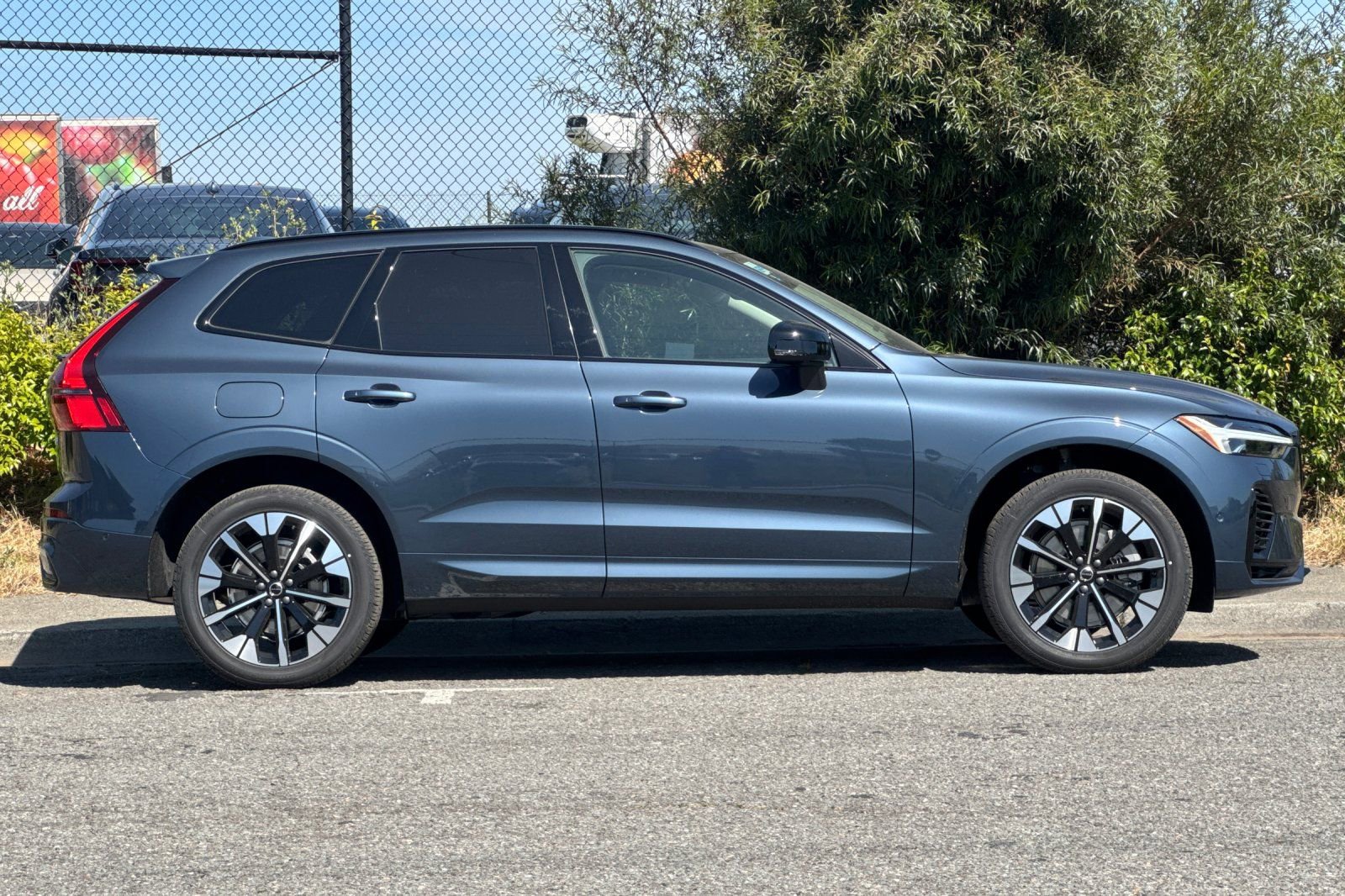 New 2026 Volvo XC60 T8 Plus w/ Climate Package PRO AWD/4WD image 8