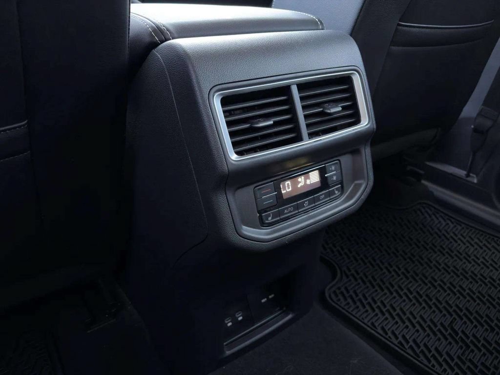 Used 2024 Volkswagen Atlas SEL AWD/4WD image 8
