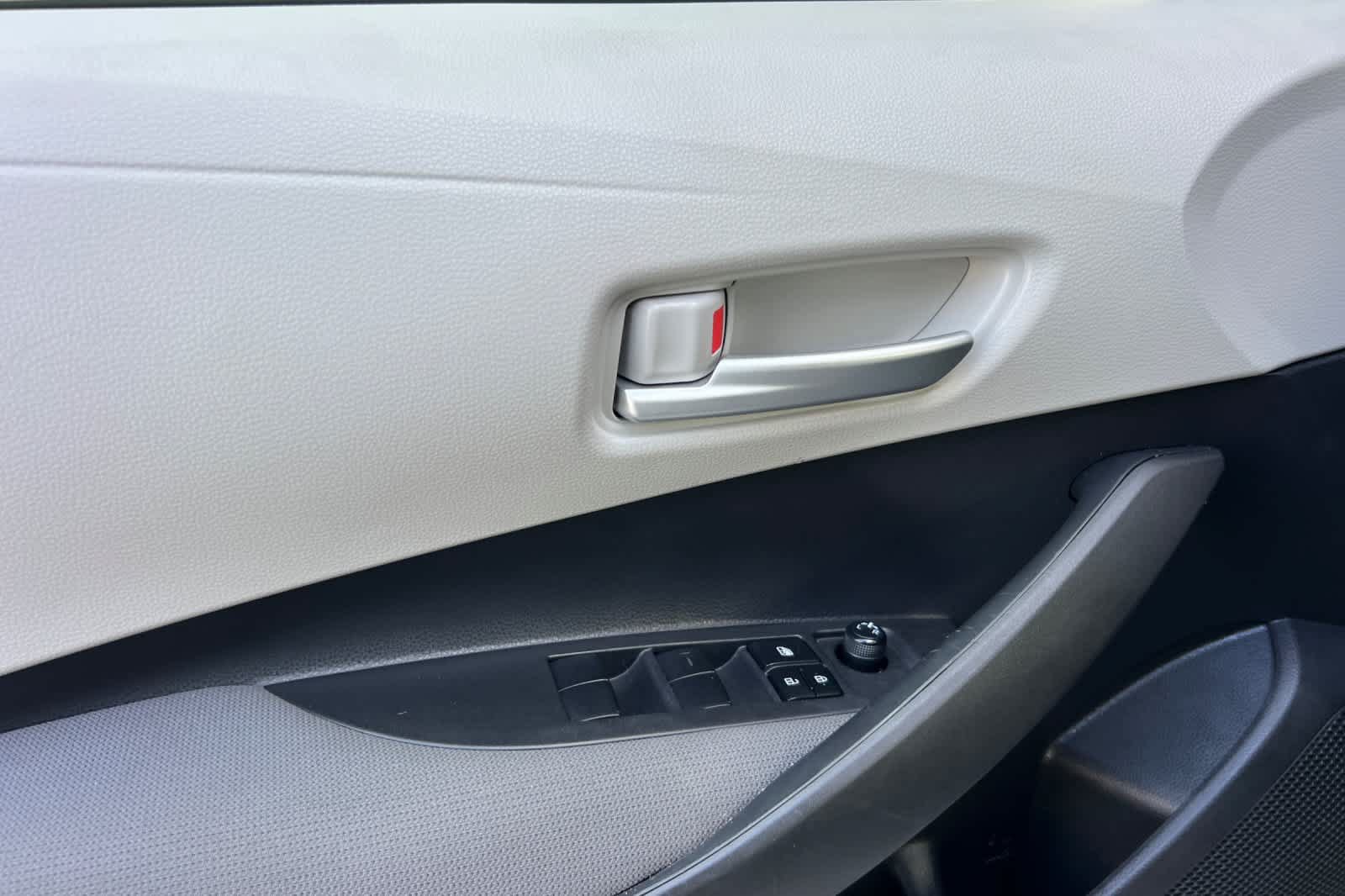 Used 2021 Toyota Corolla LE FWD image 12