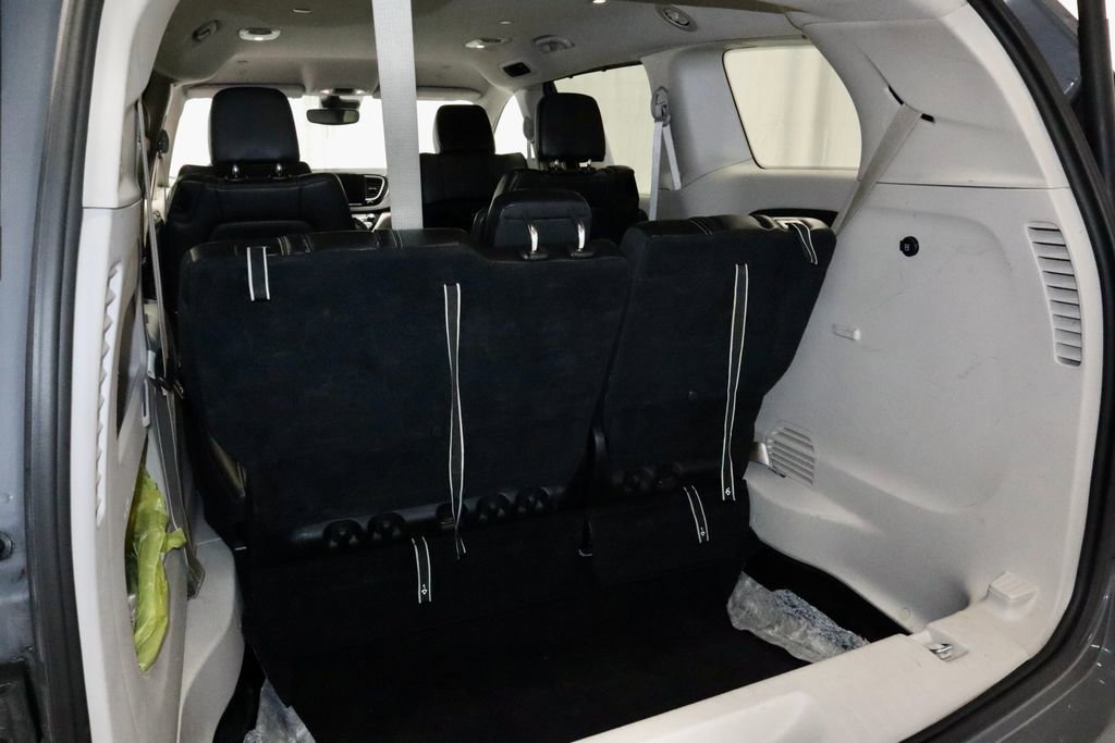 Used 2023 Chrysler Pacifica Touring-L FWD image 14